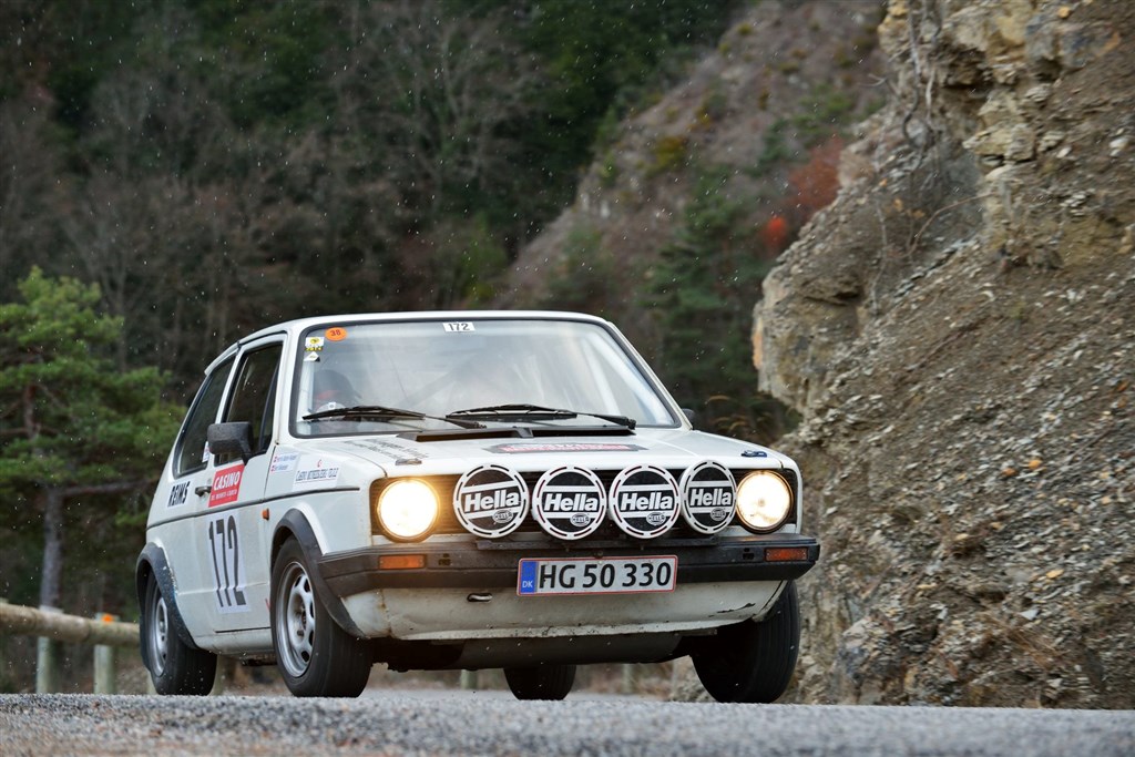 Bent Mikkelsen på vej mod etapesejren på specialetape 9. Han ligger nu samen med codriver Jan Østergaard nummer 43 i det krævende løb med sin VW Golf GTI.
(Foto: Michael Eisenberg, Intercom)